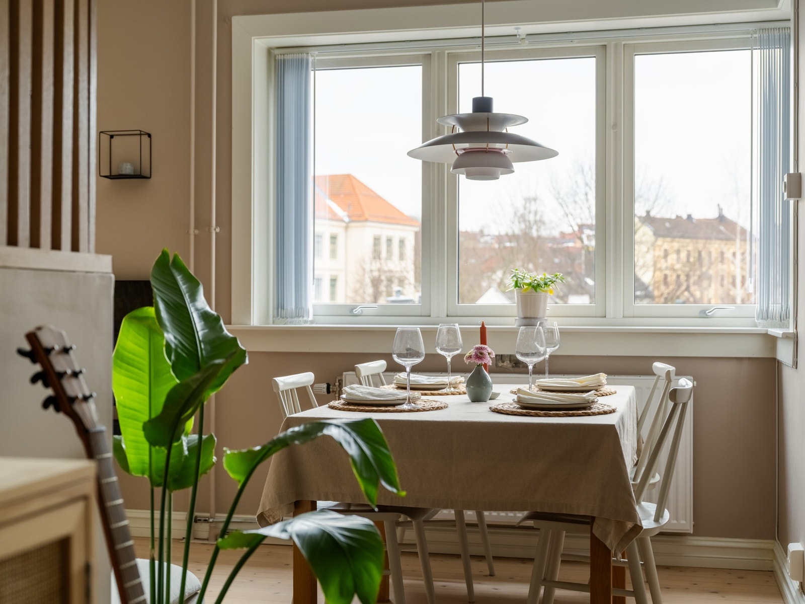 Det er også plass til større bord her, for selger har vært lur. Spør undertegnede på visning om å demonstrere den smarte lys-funksjonen selger har installert. Galleribilde