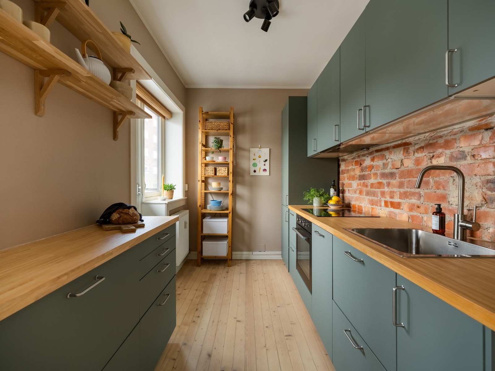 Kjøkkenet fra 2021 har innredning med glatte fronter og generøst med skap- og benke plass. Galleribilde