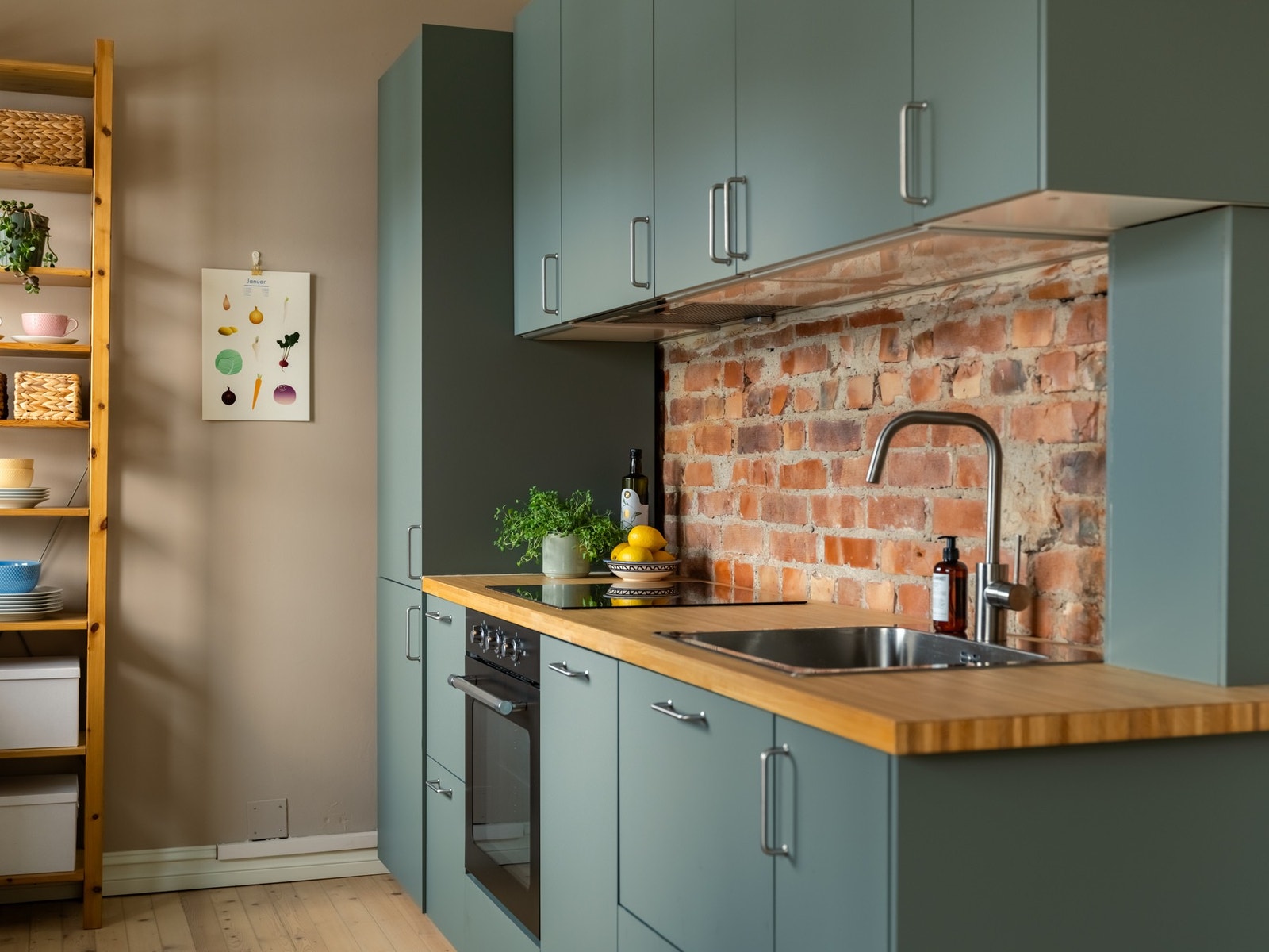 Hvitevarene er integrerte og medfølger naturligvis ved salg. Galleribilde