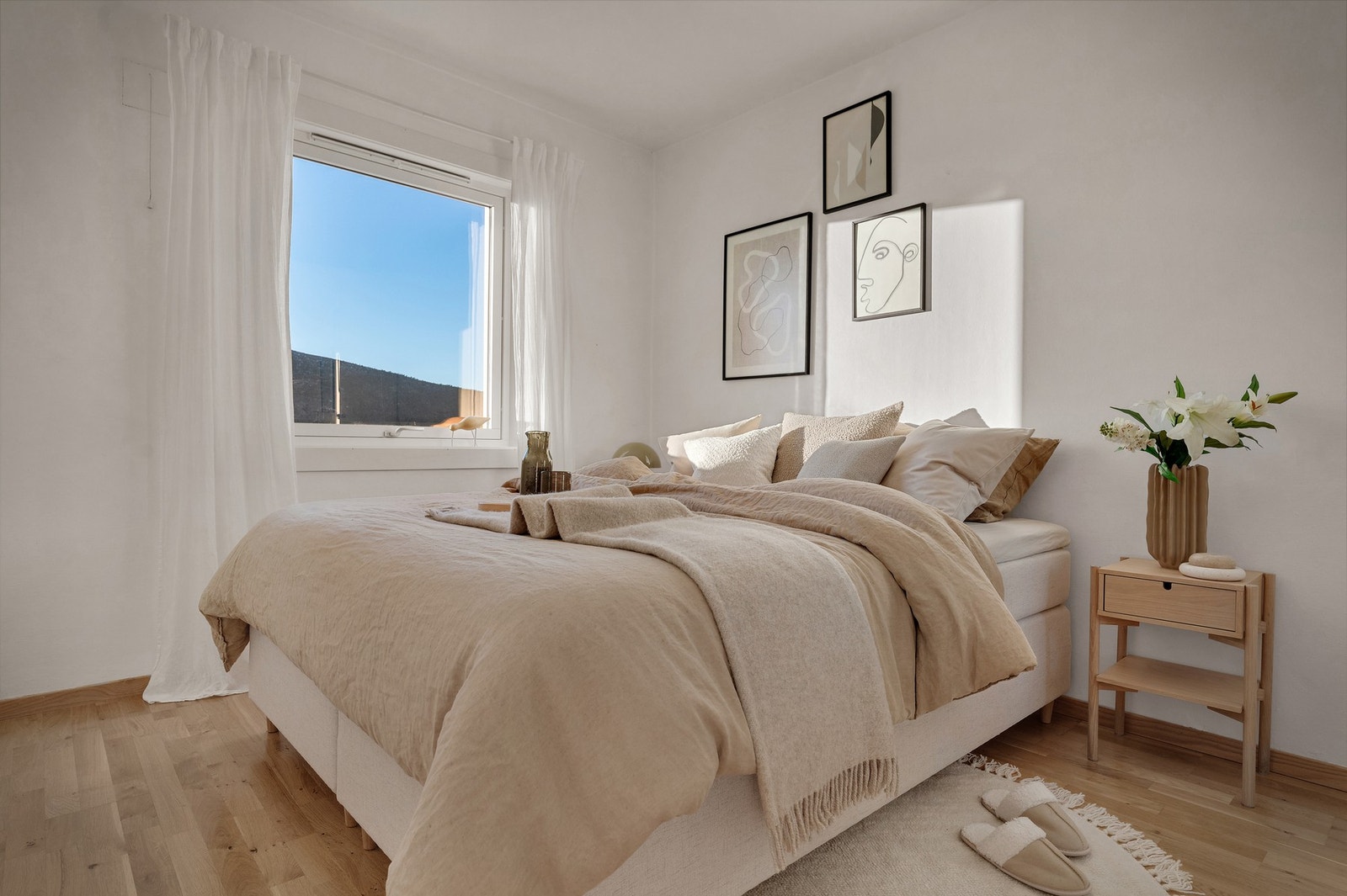 - Hovedsoverommet er på 10,4 m² og har en praktisk walk-in-garderobe - Galleribilde