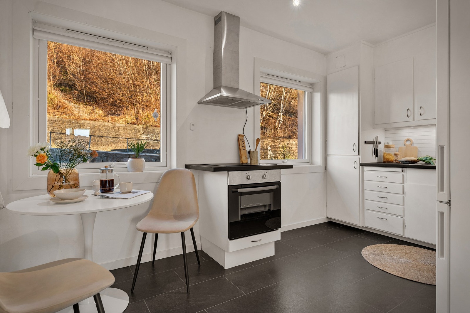 - Kjøkkenet er separat og har plass til et lite spisebord - Galleribilde