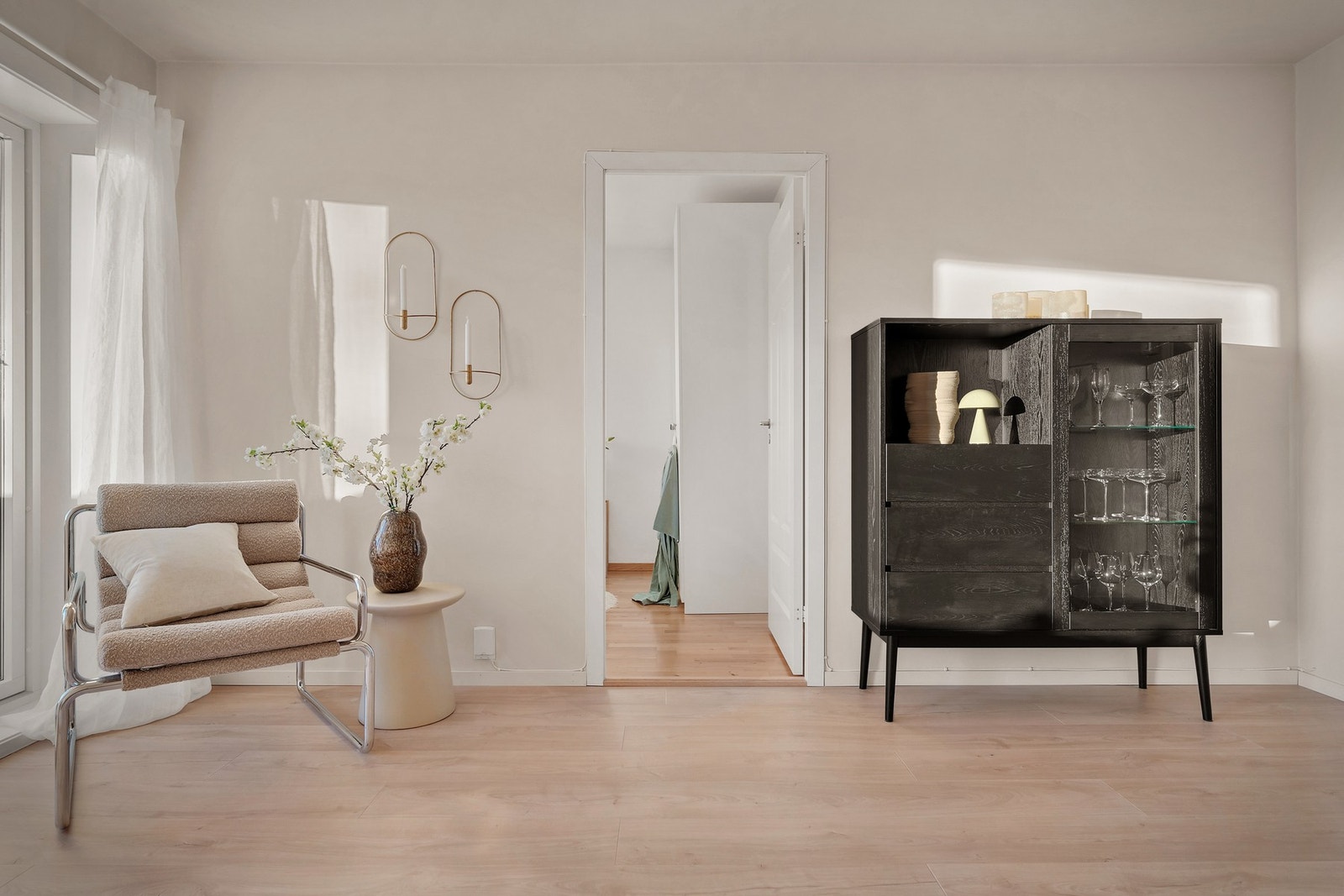 - Nåværende eier har pusset opp stue og gang i 2024. Helsparklet, malt vegger og lagt nytt gulv. - Galleribilde