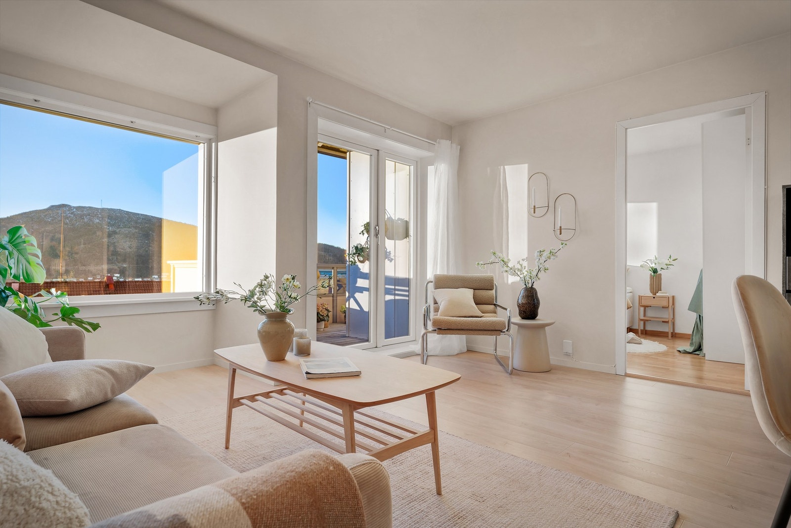 - Stuen er romslig på hele 22,1 m²og har naturlige soner for både sofagruppe og spiseplass - Galleribilde