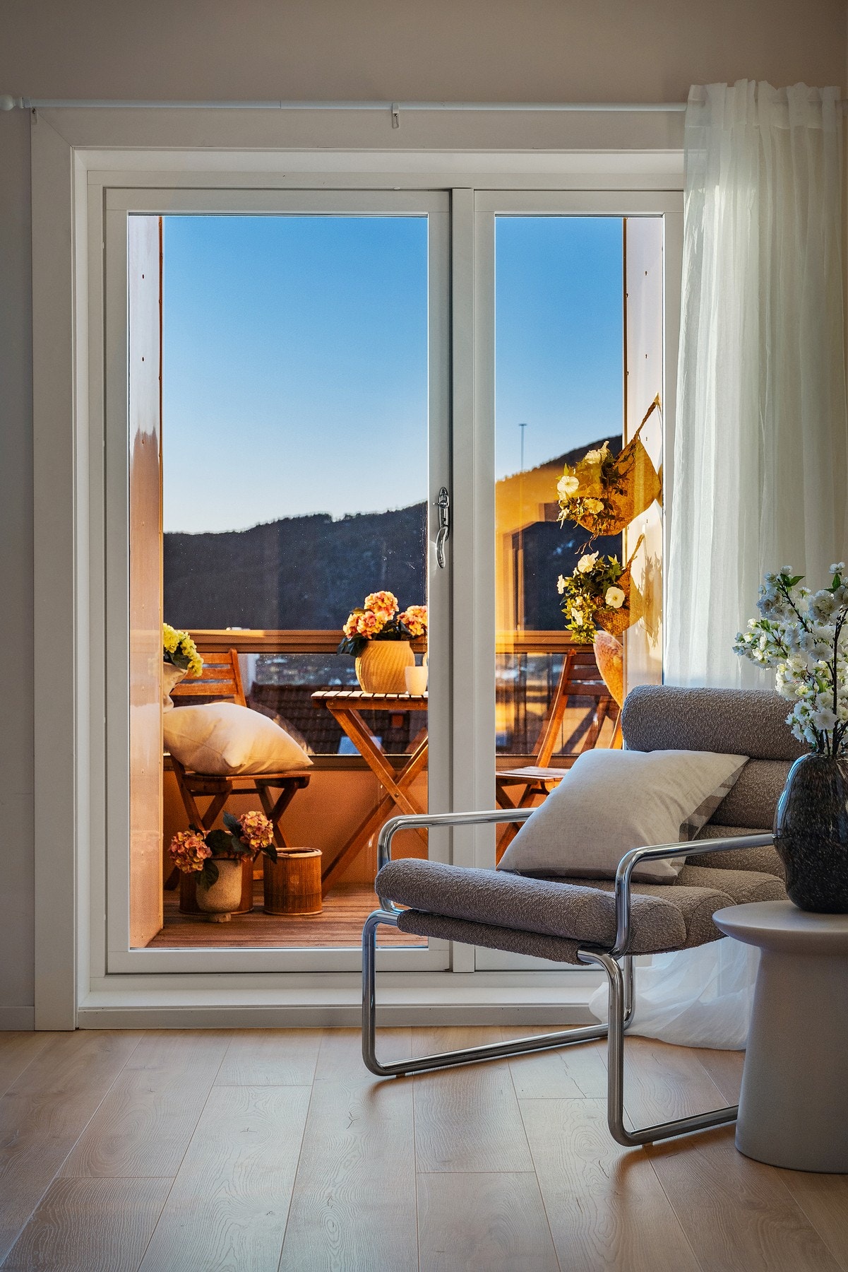 - Herfra er det utgang til en hyggelig balkong på ca. 7,6 m² - Galleribilde