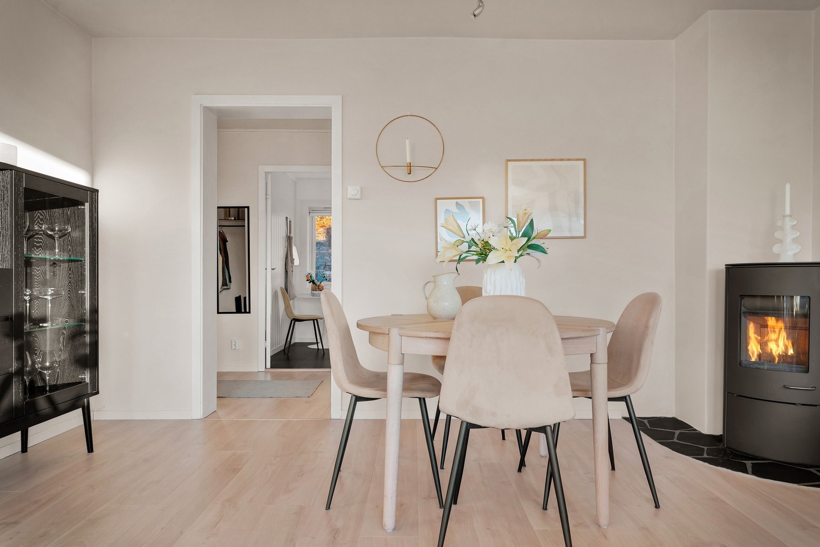 - Den hyggelige vedovnen gir god varme og koselig atmosfære - Galleribilde