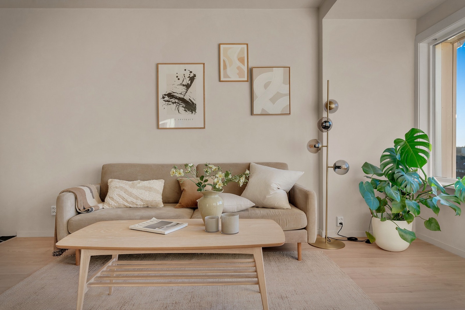 - Leiligheten har lyse pene overflater - Galleribilde