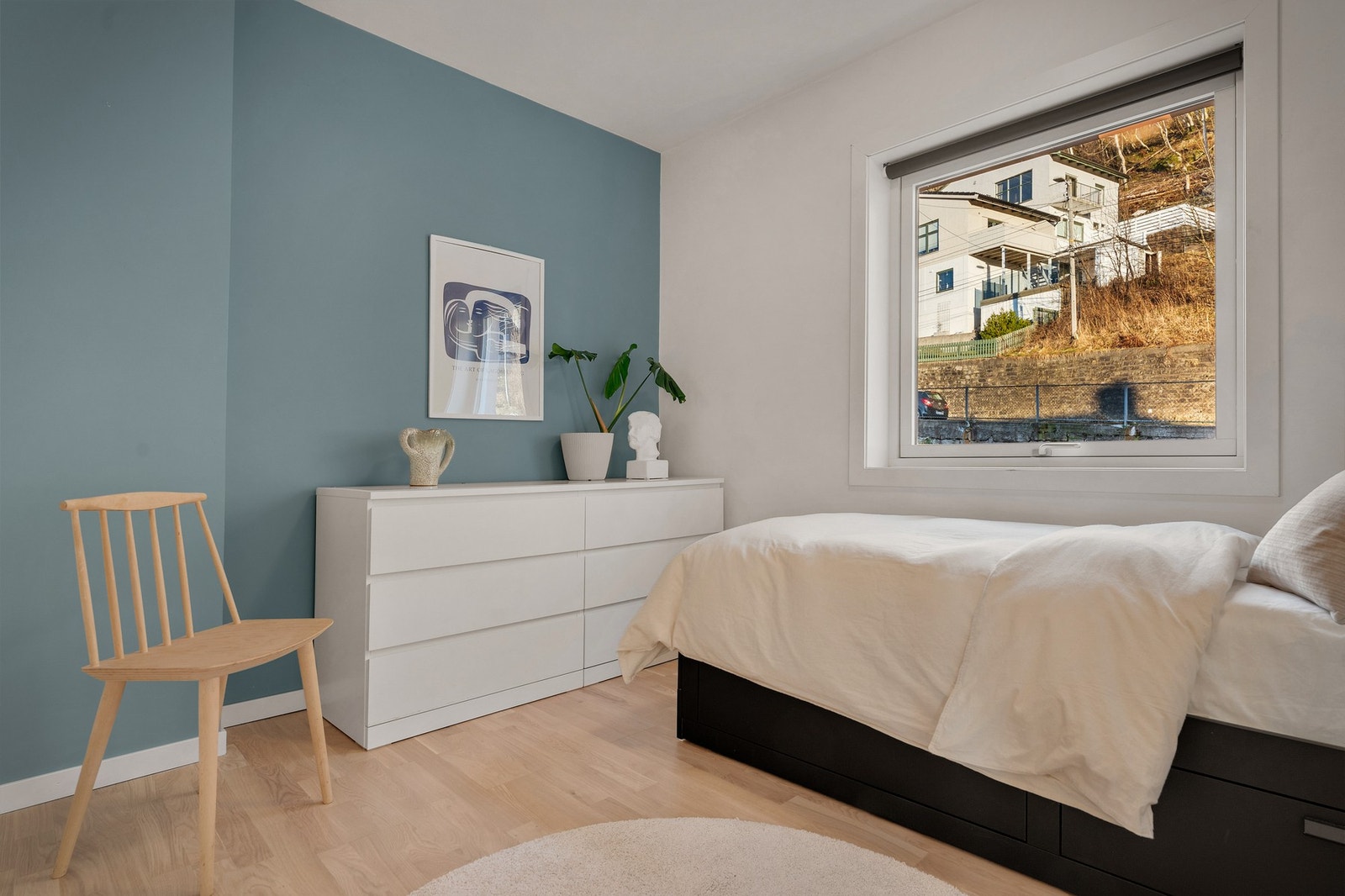 - Det er god plass til å innrede med seng, kommode/skap og hjemmekontor på dette soverommet - Galleribilde