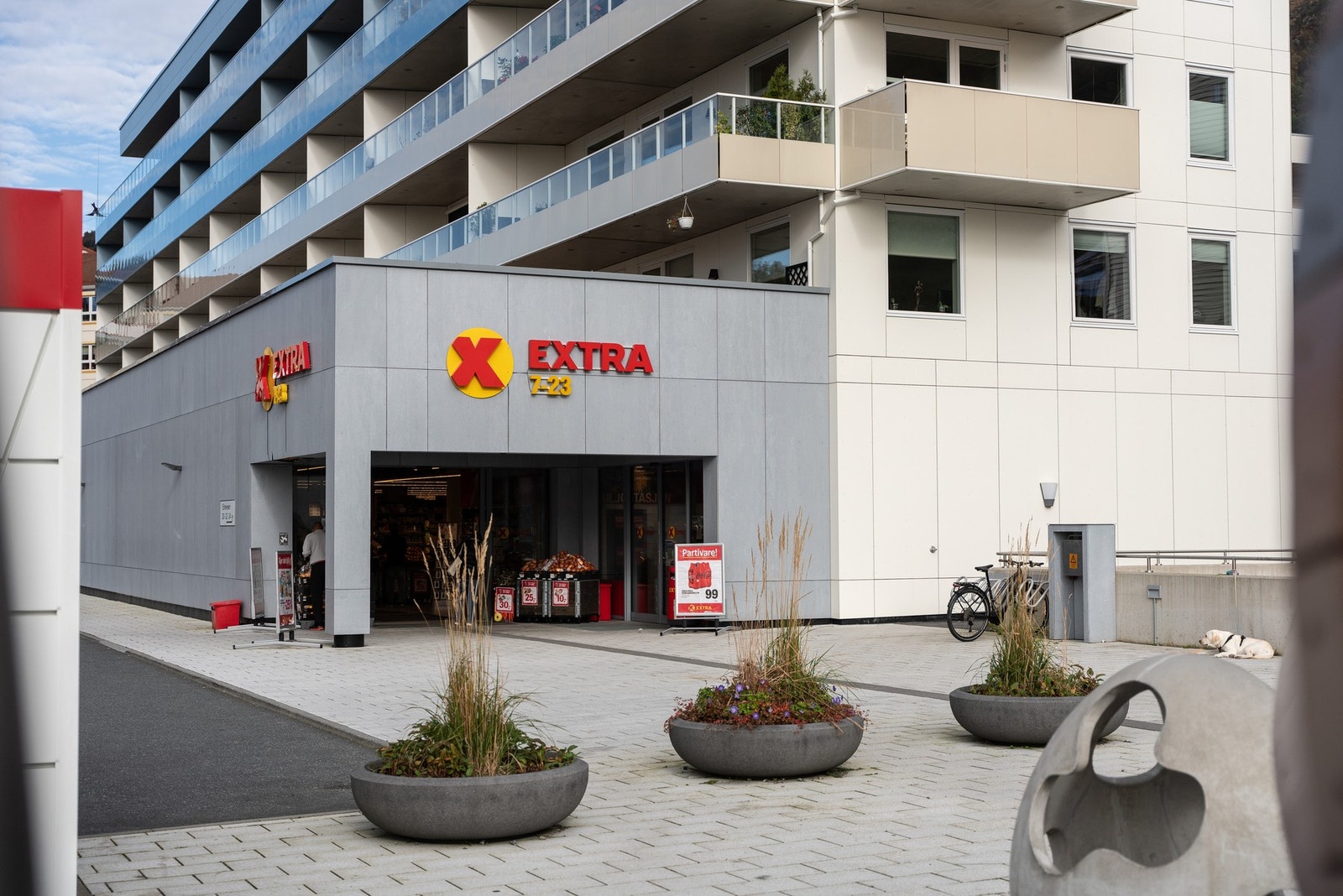 - Dagligvarebutikken Extra ligger kun få minutter gange fra leiligheten - Galleribilde