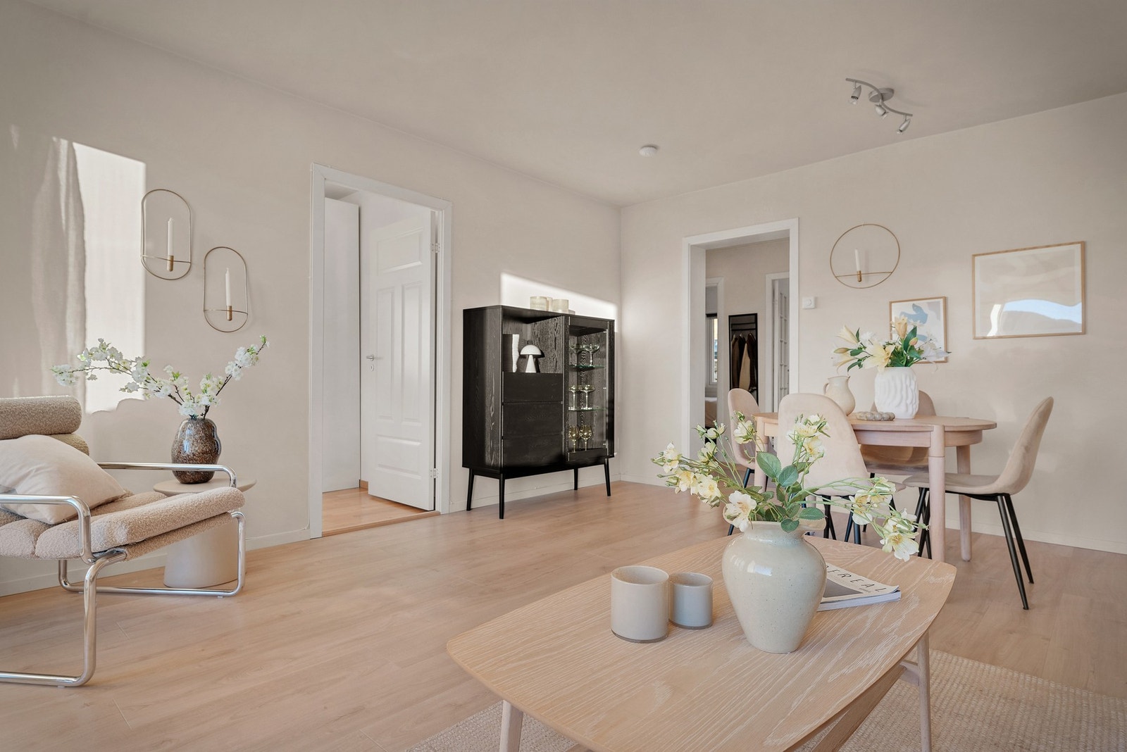 - Oppvarming skjer via elektrisitet, i tillegg til ildsted i stuen og gulvvarme på bad og kjøkken - Galleribilde