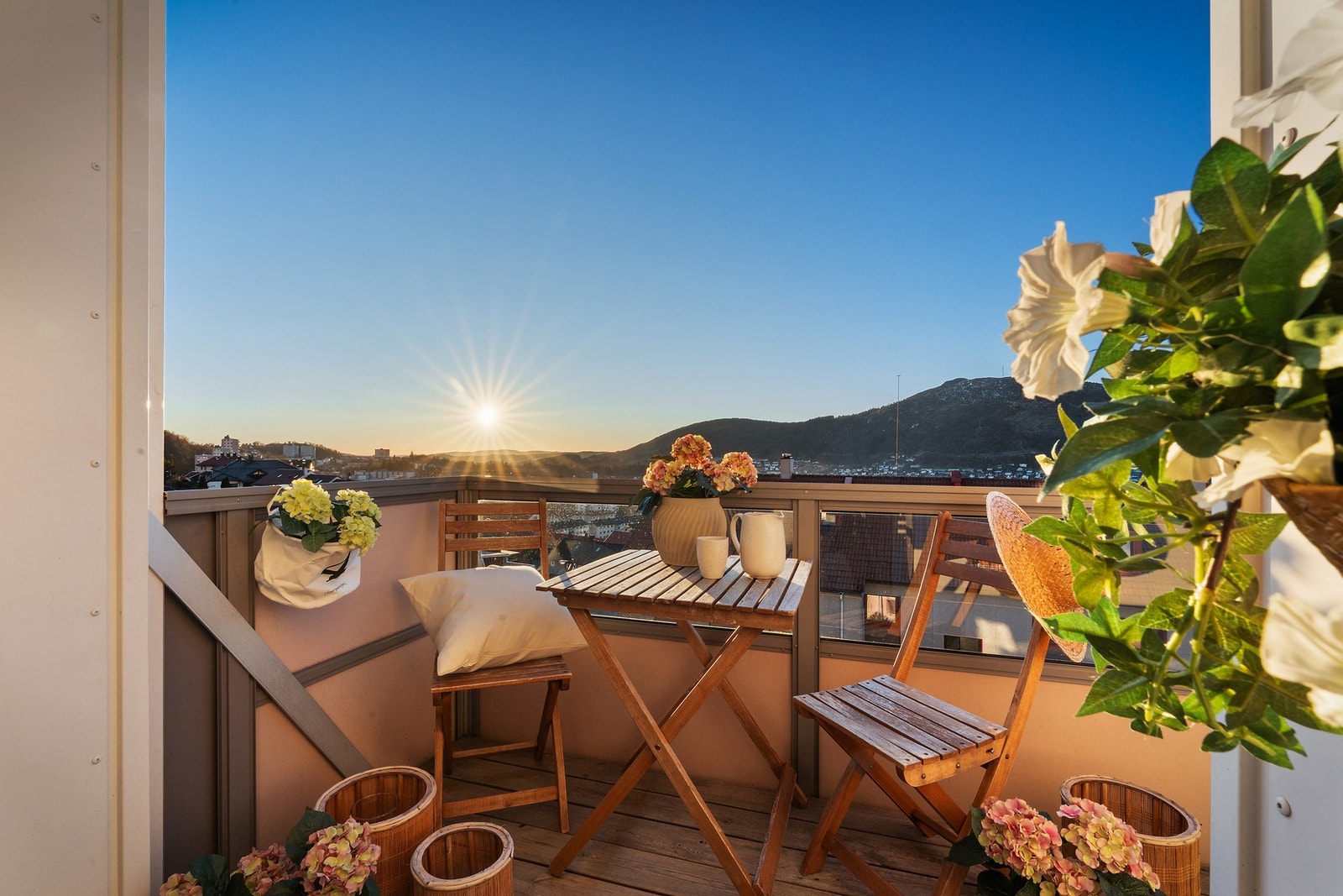 - Her kan du nyte den flotte utsikten og solfylte dager ute - Galleribilde