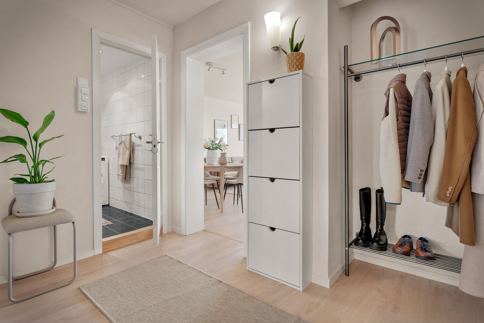 - Boligen har en stor og innbydende entré med god plass til oppheng i en praktisk nisje - Galleribilde