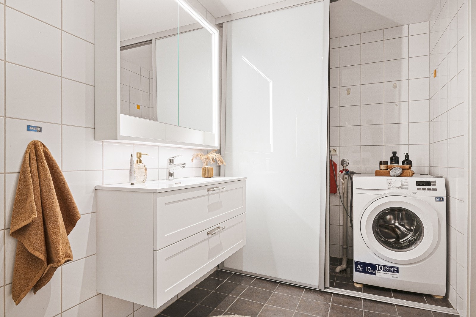 Legg merke til den smarte løsningen med skyvedør, hvor man kan skjule vaskemaskin og tørketrommel. Galleribilde