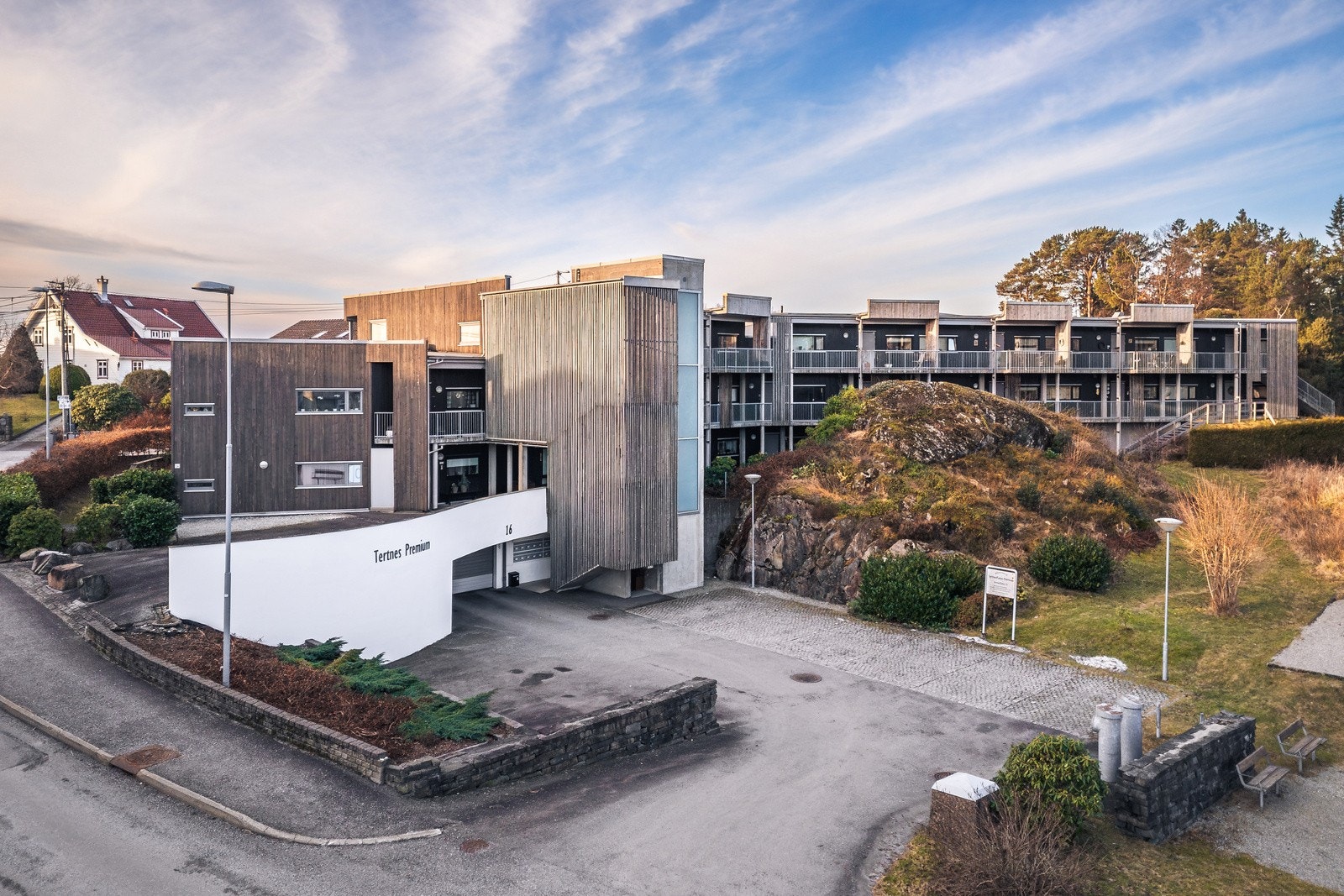 Sameiet "Tertnesflaten Premium" har god dekning for gjesteparkering, heis og garasjeanlegg hvor leiligheten har fast garasjeplass med elbillader. Galleribilde