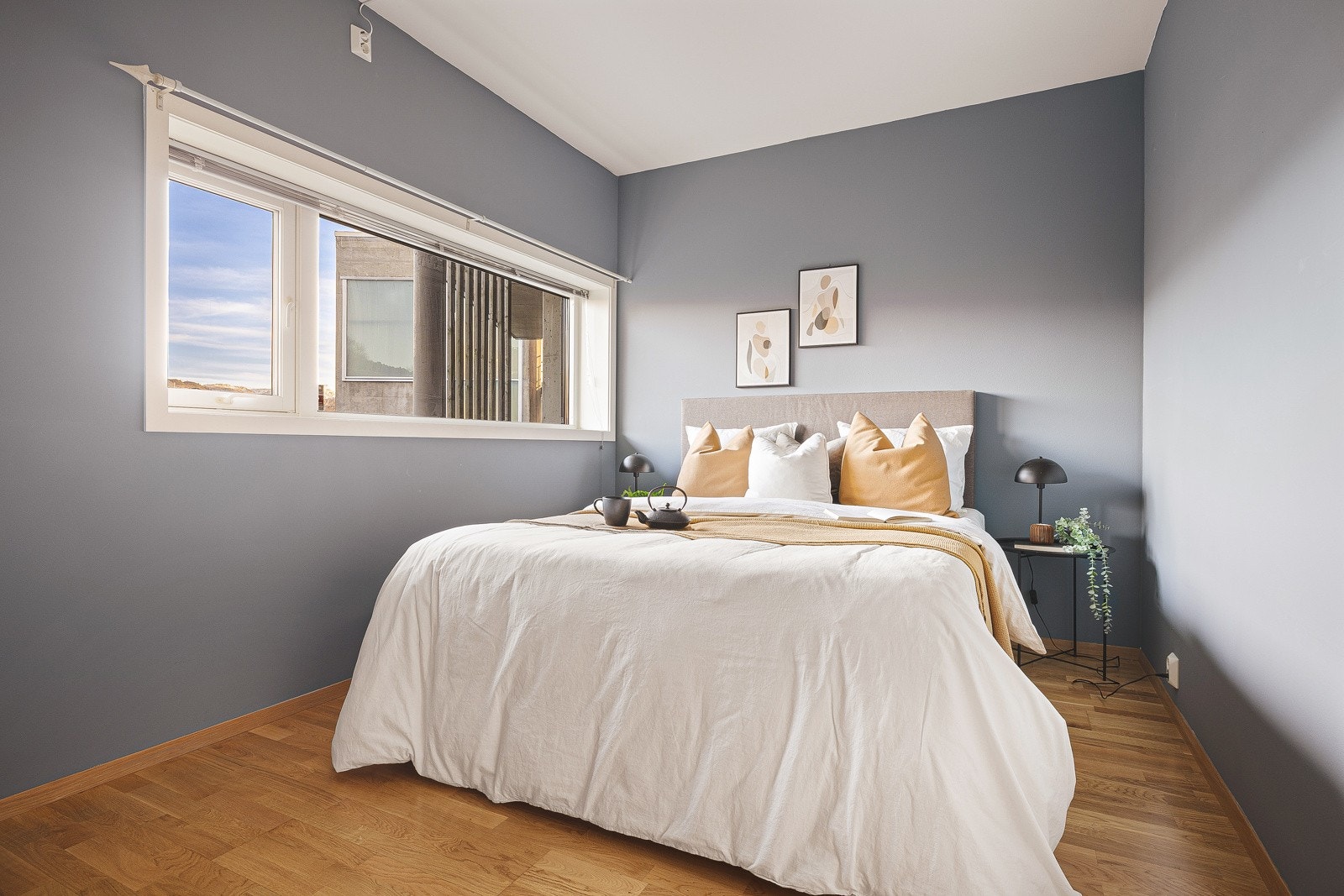 Romslig hovedsoverom med plass til dobbeltseng. Galleribilde