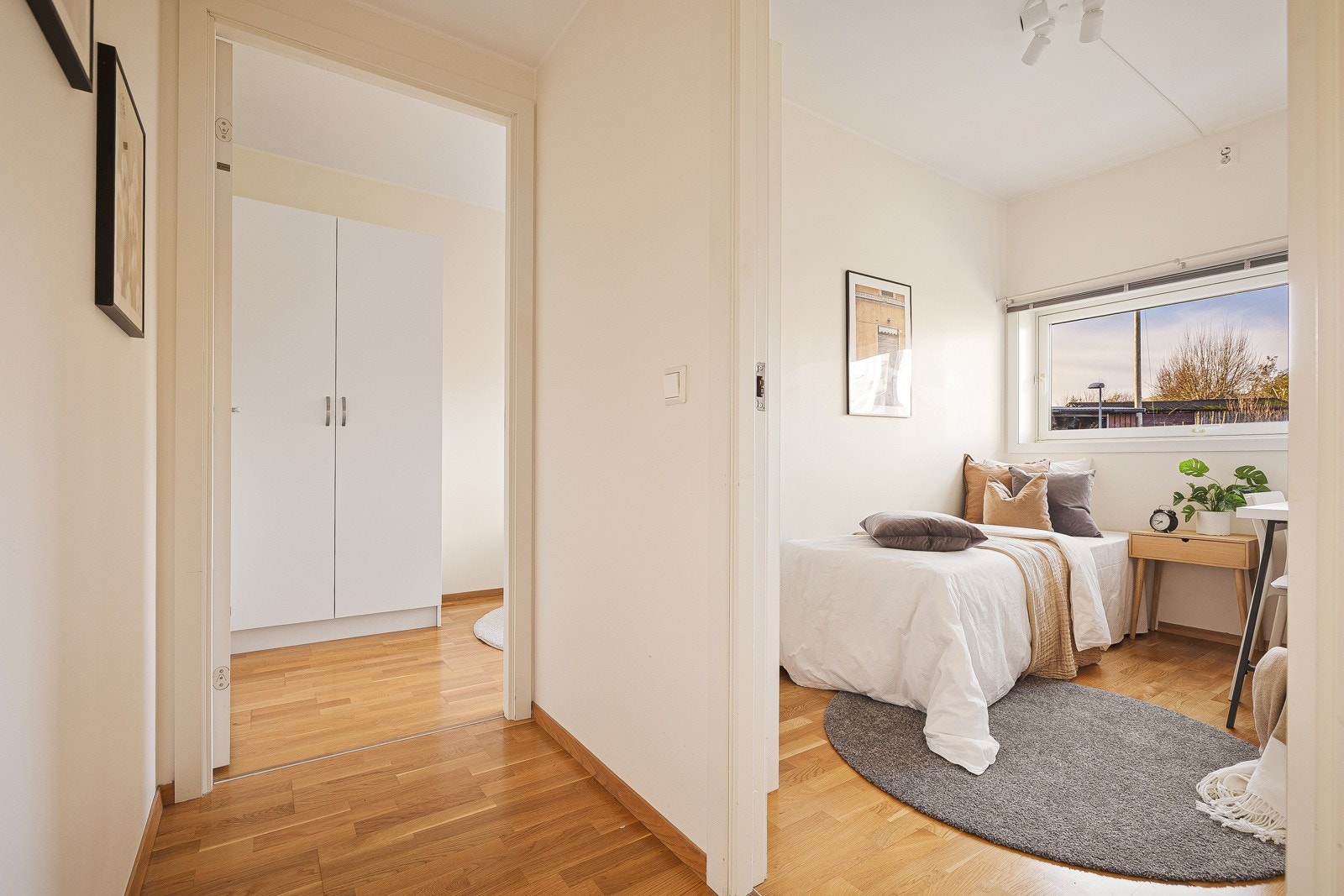 Boligens to andre soverom ligger i en fløy for seg, og er perfekte barnerom, for hjemmekontor eller som gjesterom. Galleribilde