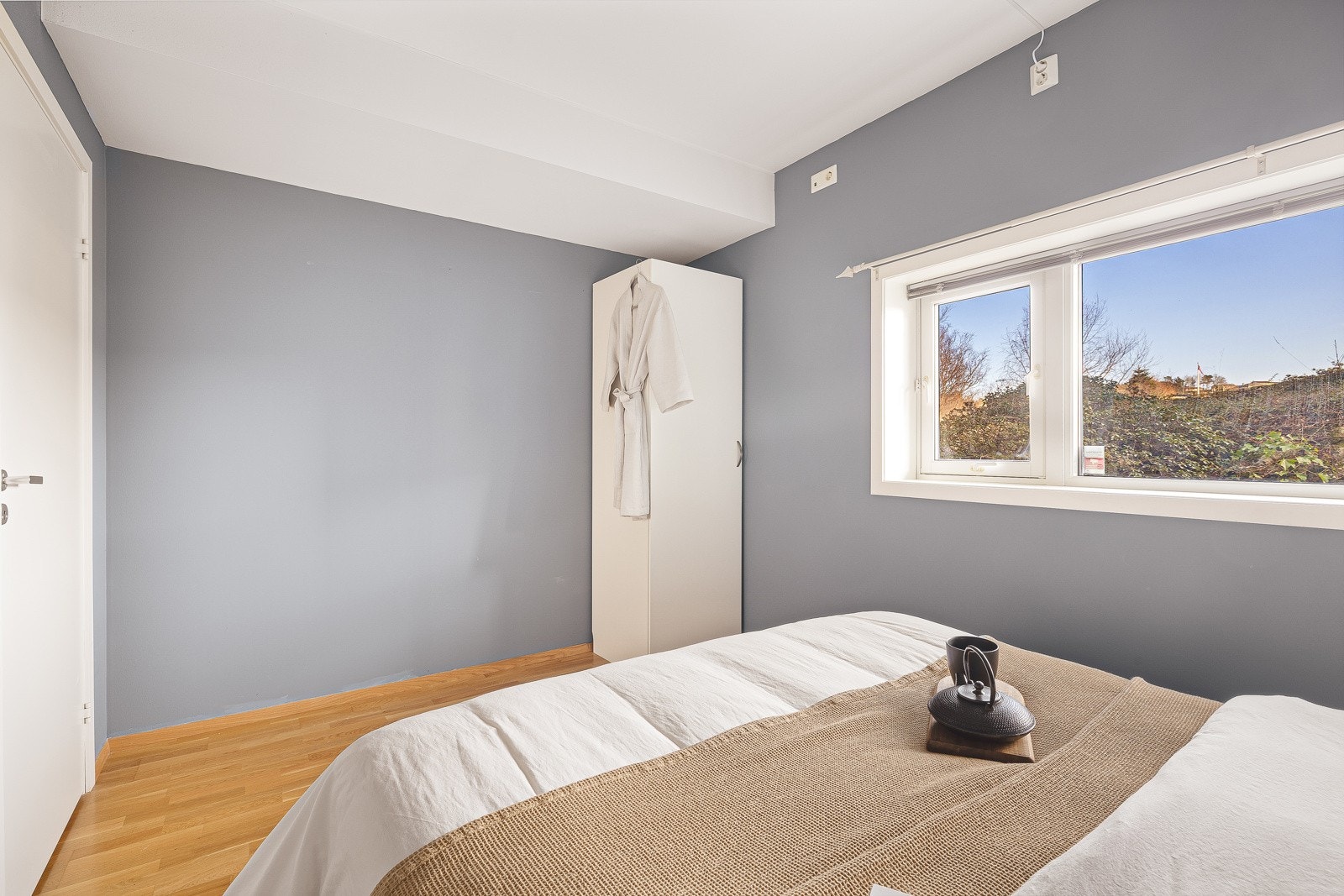 Det er god plass til garderobeskap på rommet. Galleribilde