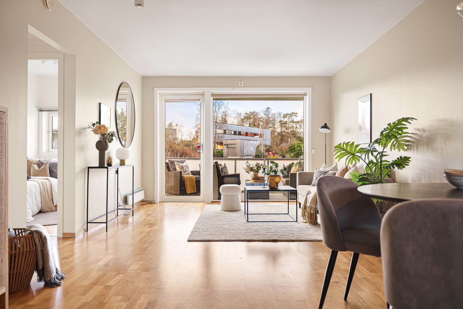 Det er god plass til sofagruppe, tv-seksjon, spisebord, og annet møblement. Galleribilde