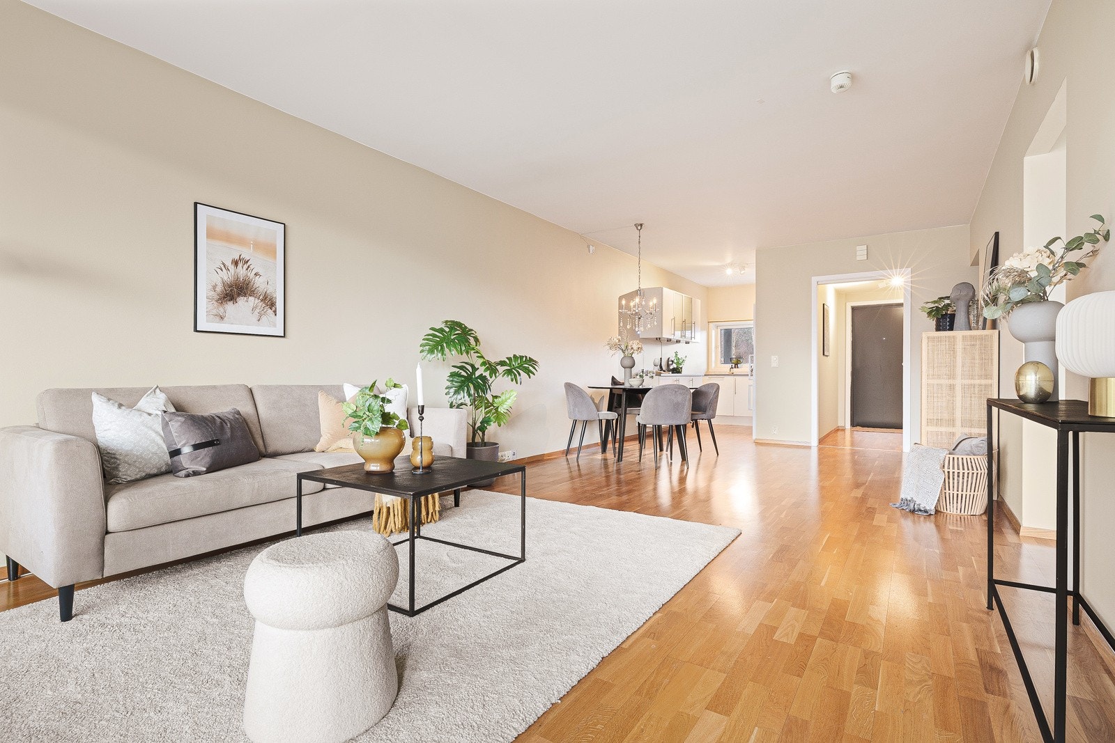 Store deler av leiligheten er nymalt høsten 2025. Galleribilde