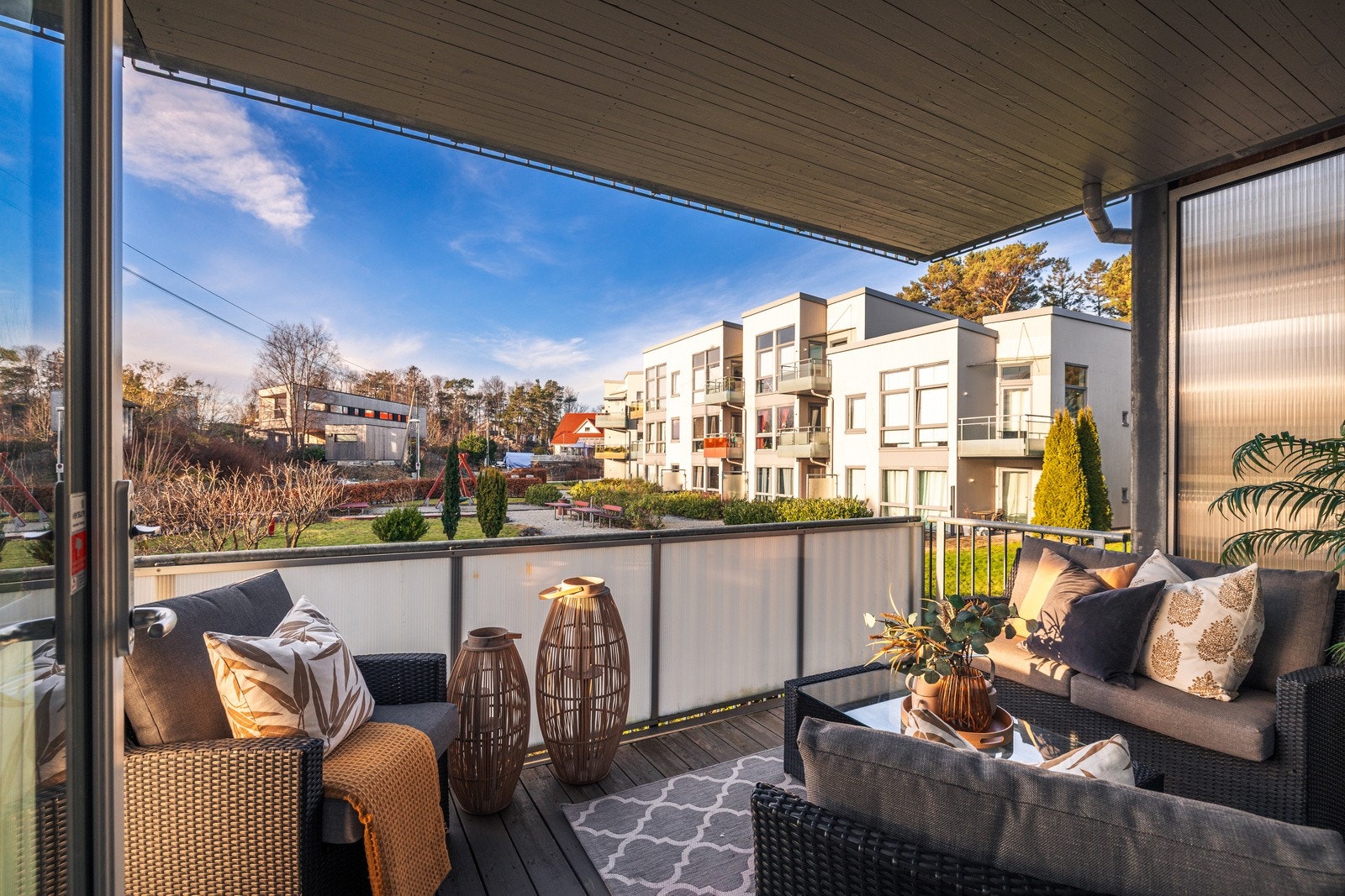 Herlig vestvendt altan med ettermiddags- og kveldssol. Galleribilde