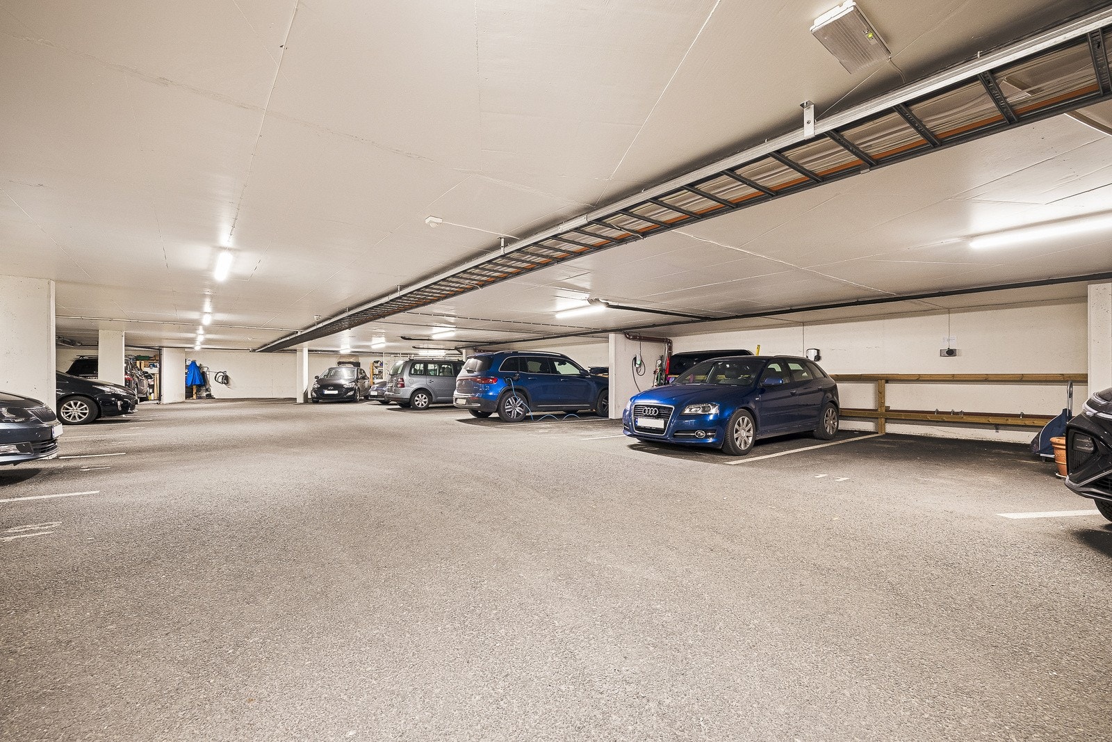 Stort felles garasjeanlegg i sameiet. Her disponerer leiligheten fast garasjeplass. Galleribilde