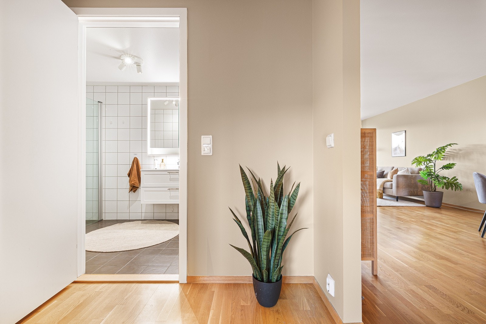 Badet ligger like over gangen fra hovedsoverommet, og ellers tilbaketrukket fra stue/kjøkkenarealet. Galleribilde