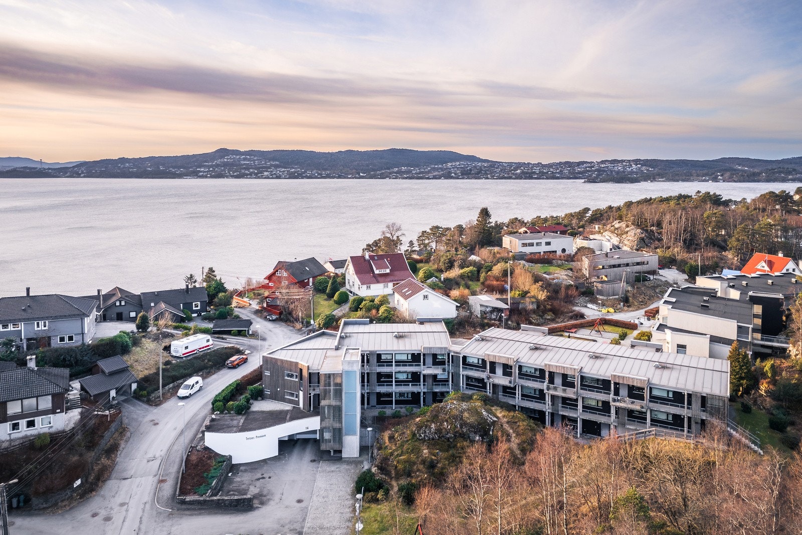 Fra boligen er det få minutters gange til Grønskjæret naturområde, med flotte turstier og badeplass for store og små. Galleribilde