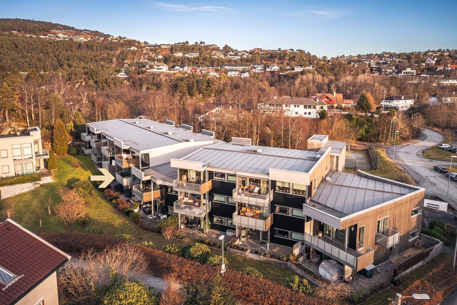 Leiligheten har en meget god beliggenhet på Tertnes, i det attraktive og veldrevne sameiet "Tertnesflaten Premium". Galleribilde