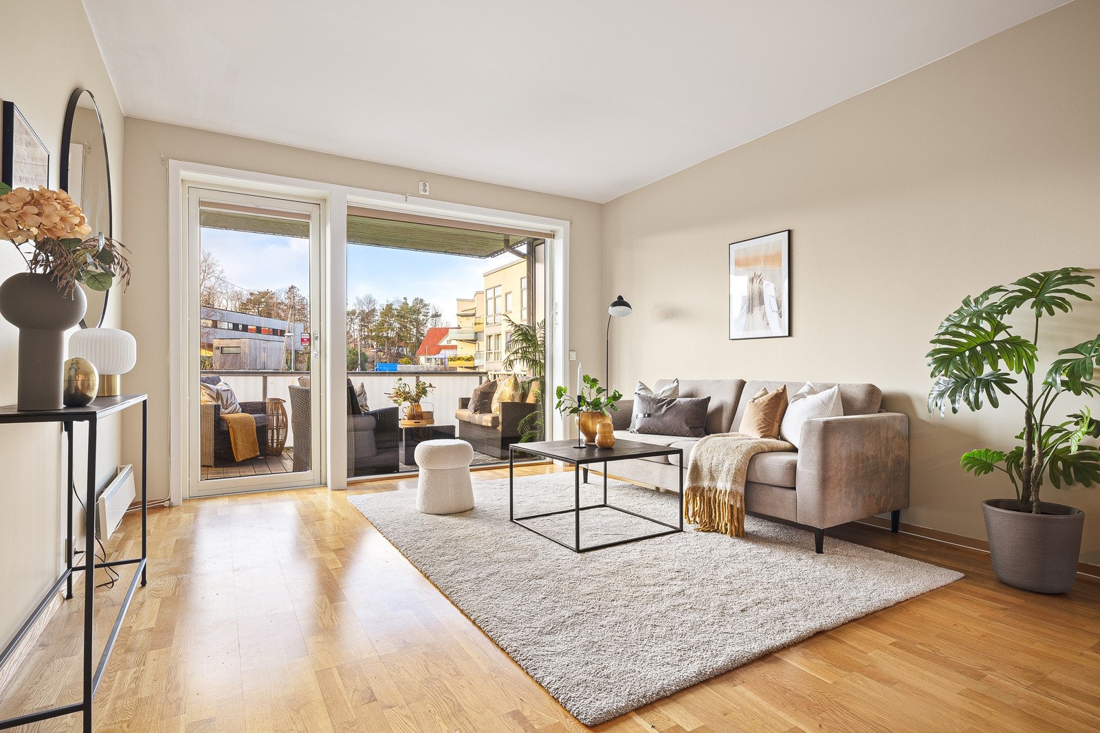 Stort vindu og terrassedør mot vest, gir gode lysforhold inn i leiligheten. Galleribilde