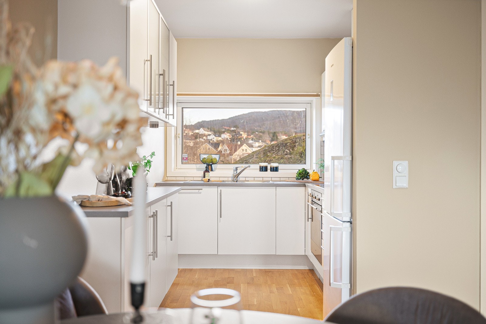 Kjøkkenet ligger i åpen løsning til stuen, men likevel tilbaketrukket. Galleribilde