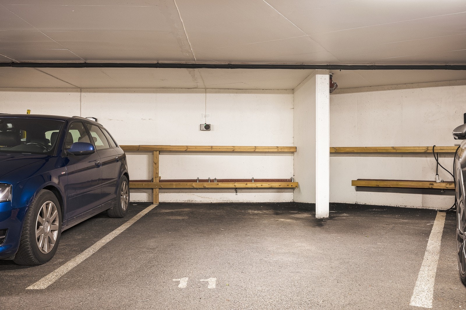 Leilighetens garasjeplass er merket nr. 11 og har elbillader som medfølger. Merk at dette er en ekstra bred plass. Galleribilde