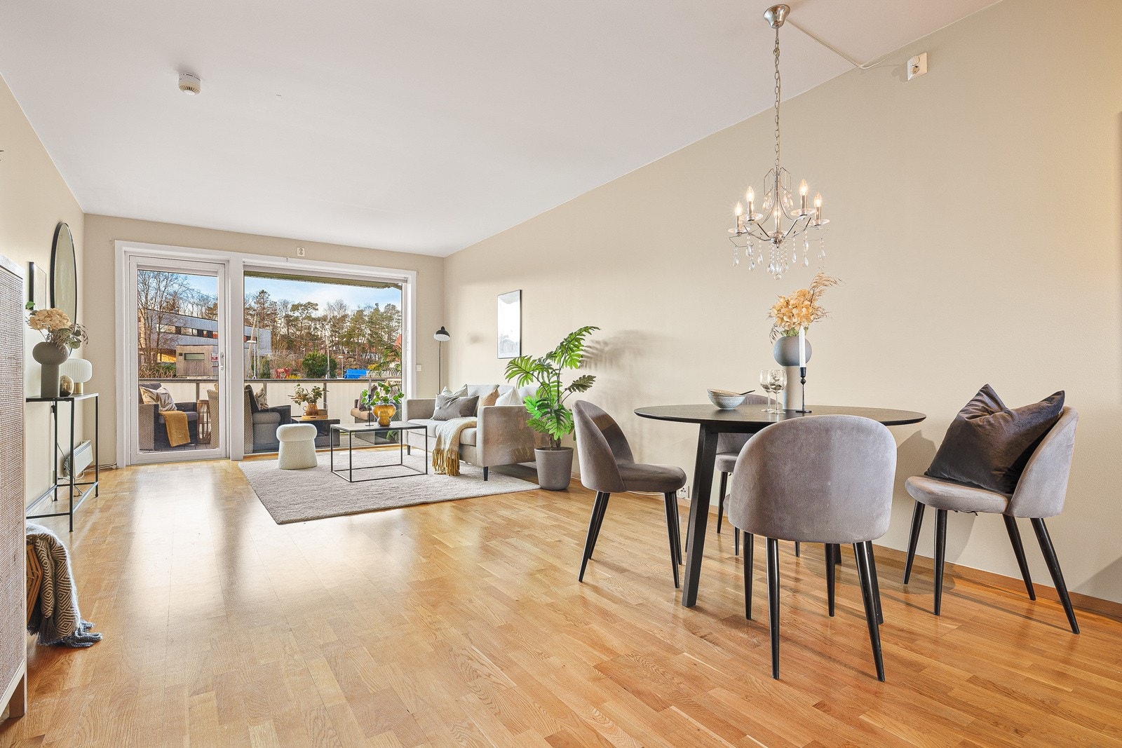 Leiligheten har en stor og åpen stue/kjøkkensløning på ca. 41 kvm med gjennomgående lys. Galleribilde