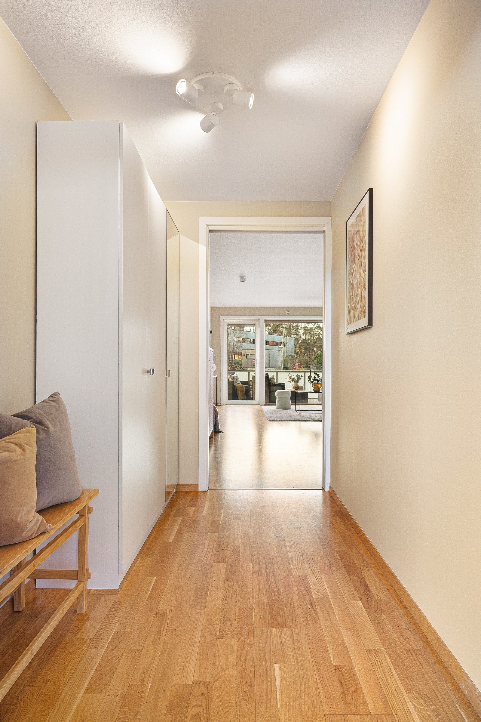 Romslig gang med plass til garderobeskap og annet gangmøblement. Galleribilde