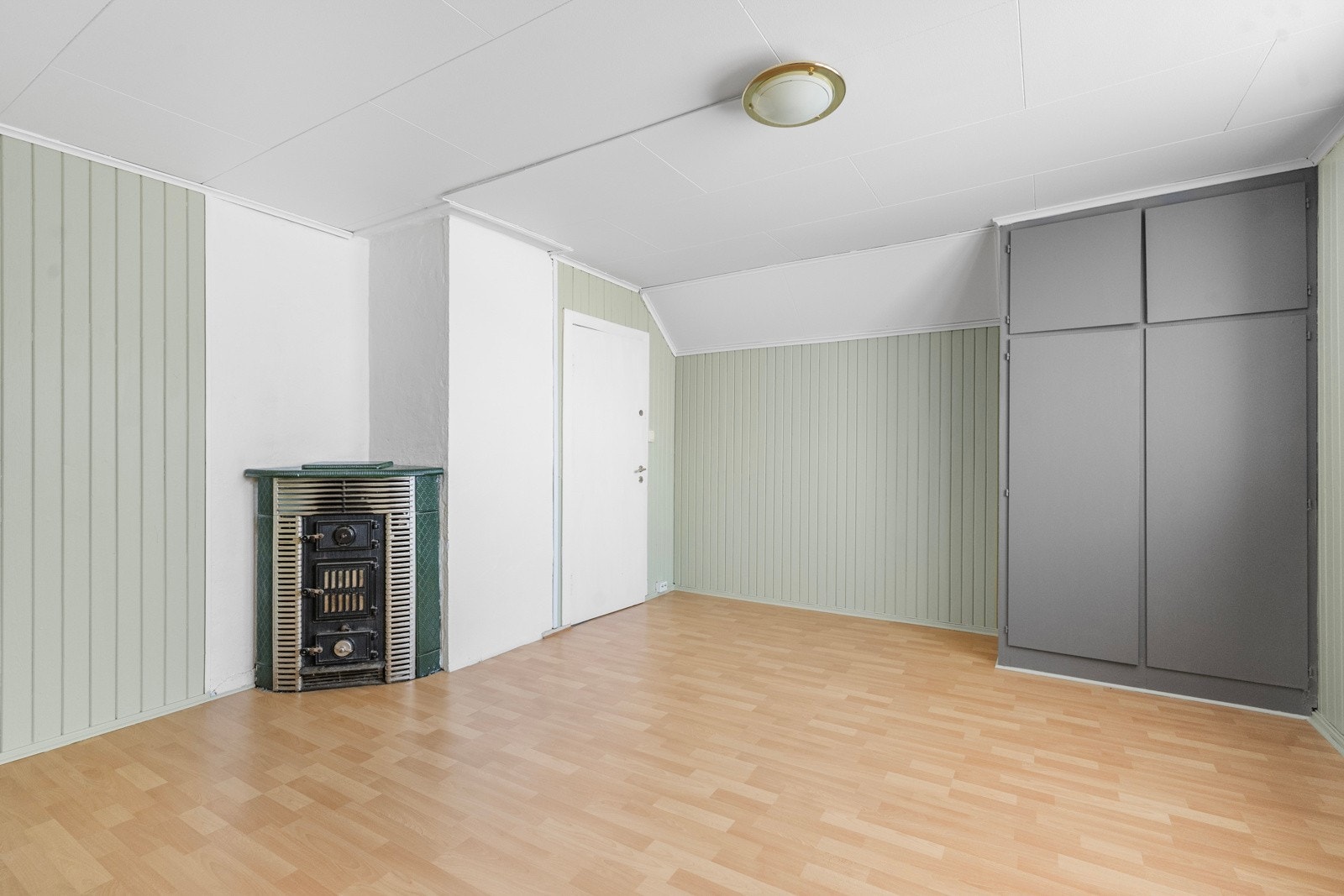 Kjelleren er innredet med en peisstue (ikke godkjent som varig oppholdsrom). Det finnes ikke tegninger av eiendommen i kommunens arkiver. Galleribilde