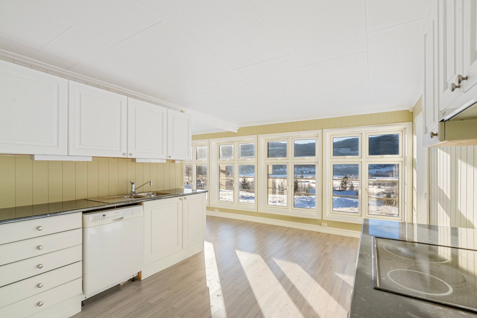 Overflater på kjøkkenvegger og kjøkkeninnredninger er nymalte i 2025 Galleribilde