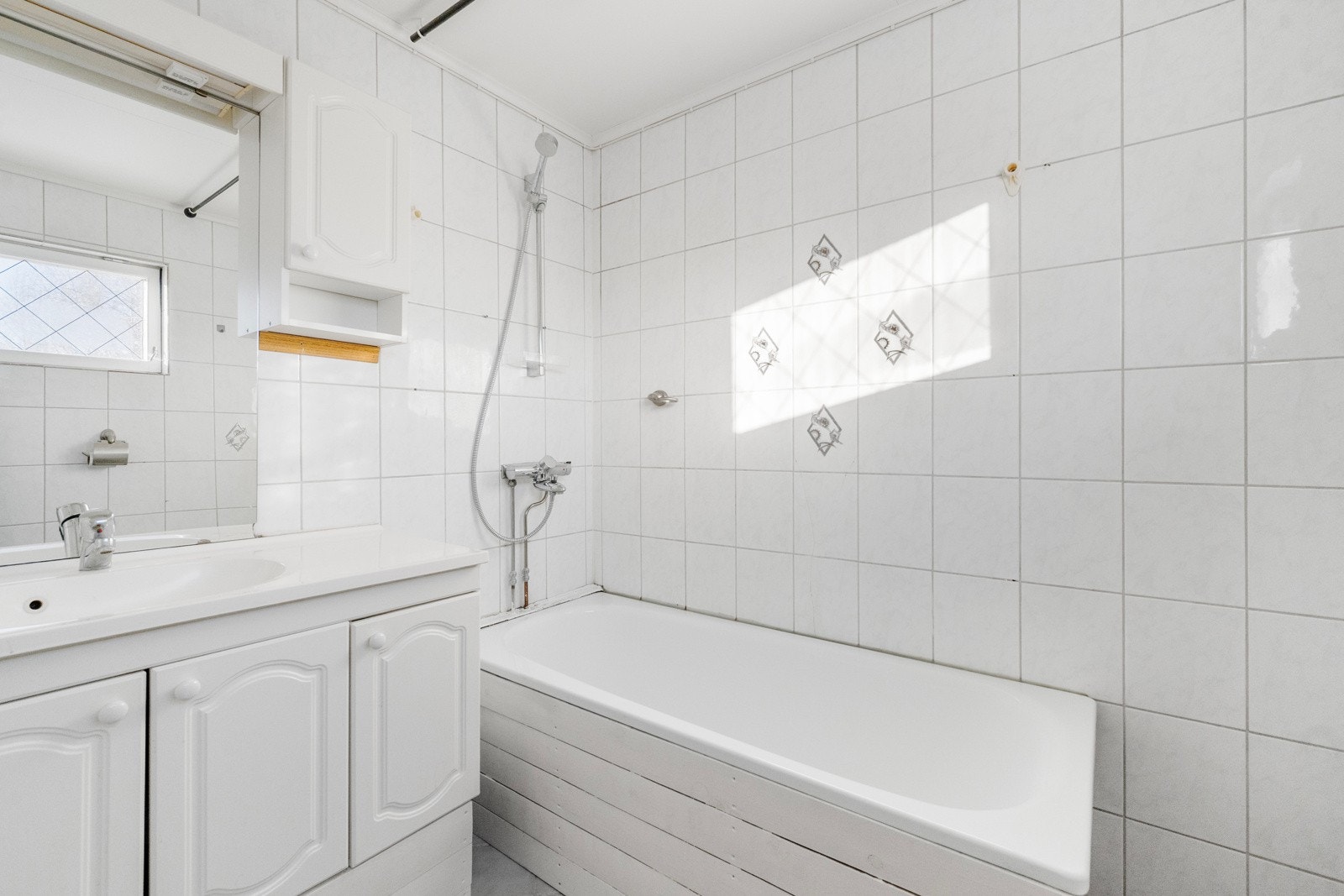 Baderommet har fliser på vegger og gulv, himlingsplater i taket og behagelig gulvvarme Galleribilde