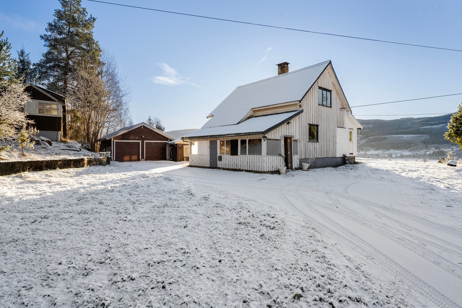 Eiendommen har dobbelgarasje og uthus Galleribilde