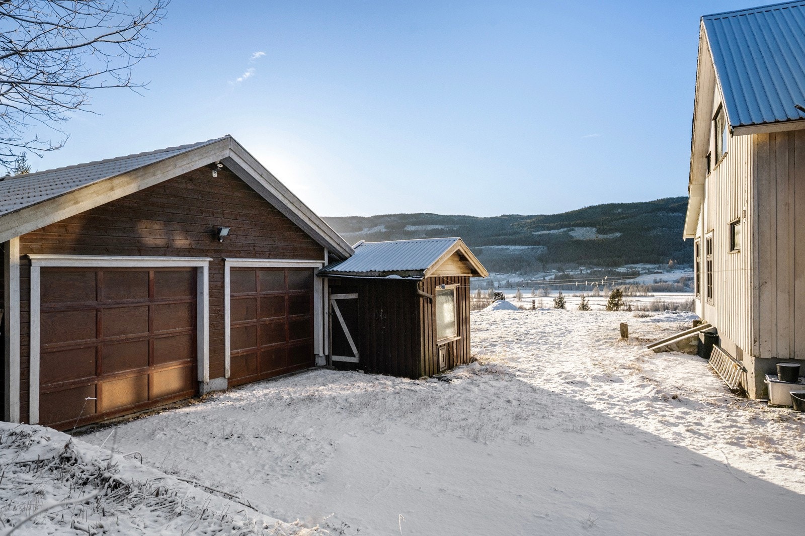 Garasje med 2 biloppstillingsplasser og frittstående uthus. Galleribilde