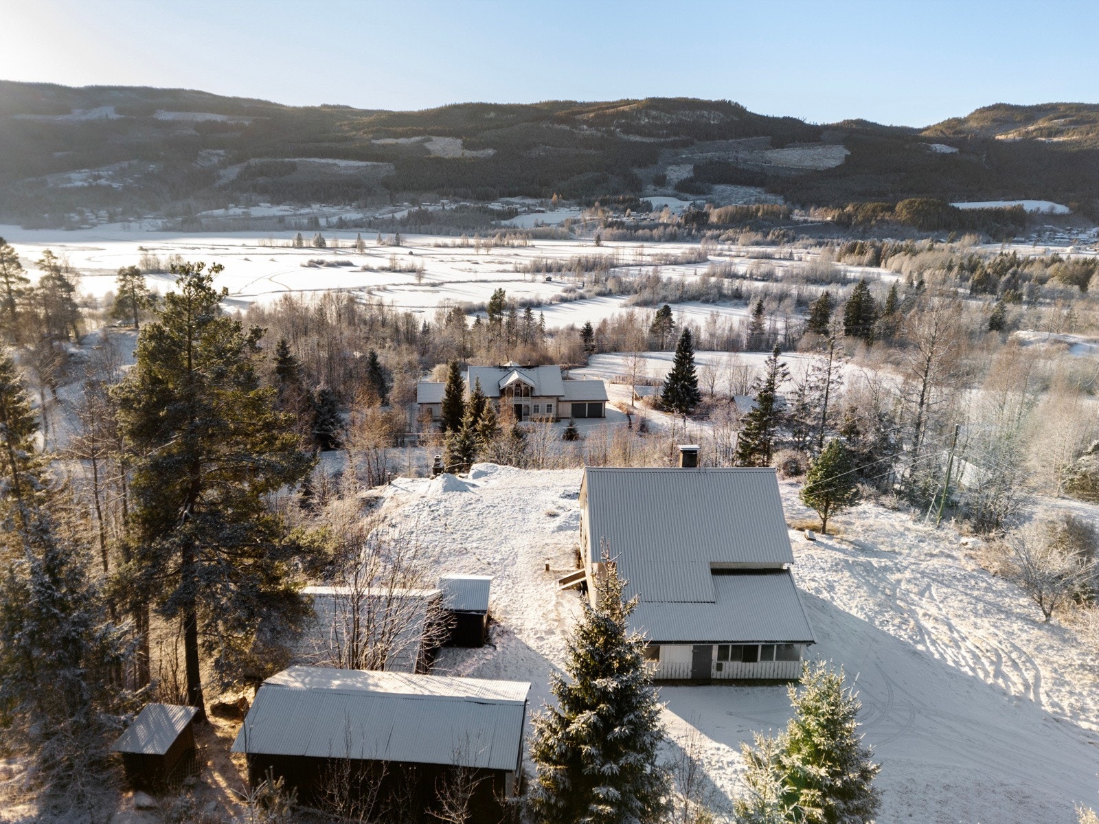 Randsfjorden ligger like i nærheten, og det er enkel adkomst til både Hov og Dokka Galleribilde