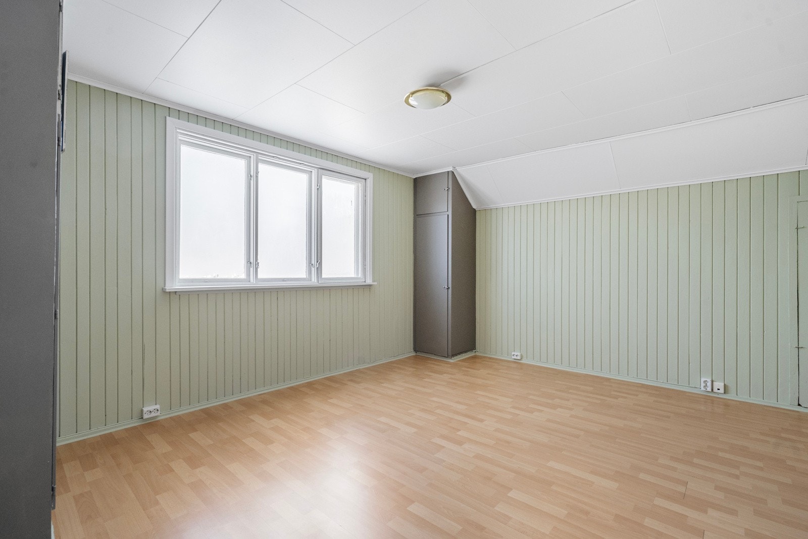 I tillegg er det bodrom og varmtvannsbereder er plassert i kjeller Galleribilde