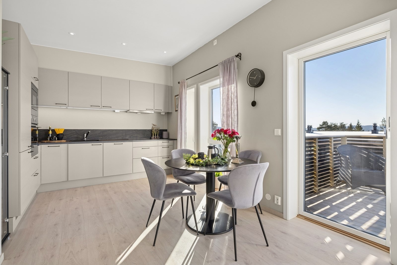 Det er direkte utgang til terrasse som fungerer som en forlengelse av stuen i sommerhalvåret. Galleribilde