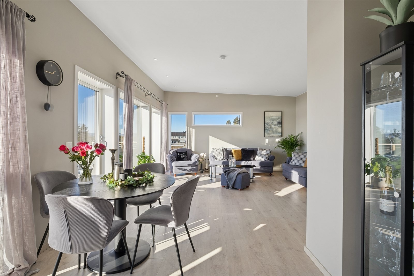 Fra kjøkkenet har du full oversikt over gjestene dine. Galleribilde