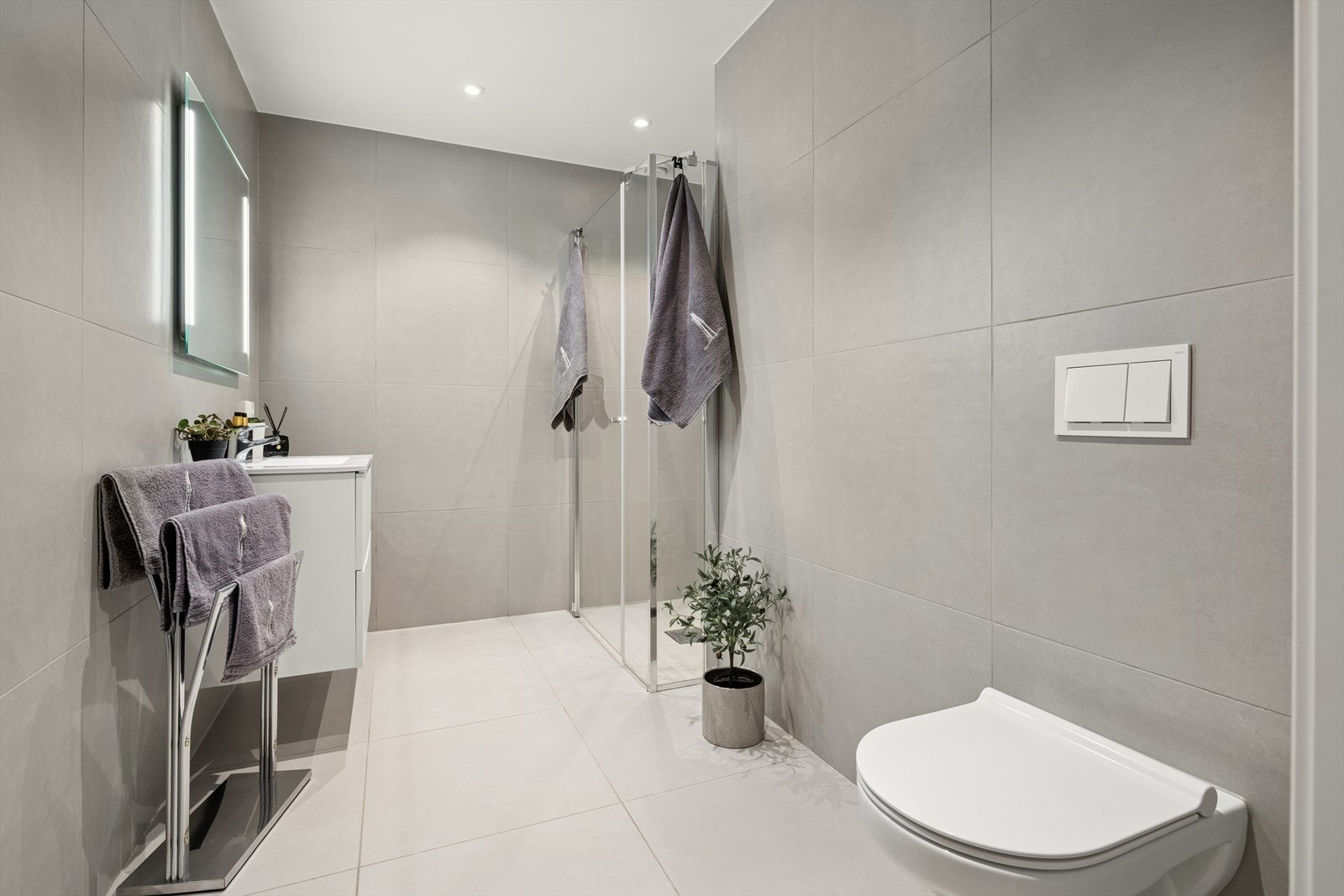 Meget lekkert baderom med 60 X 60 fliser. Galleribilde