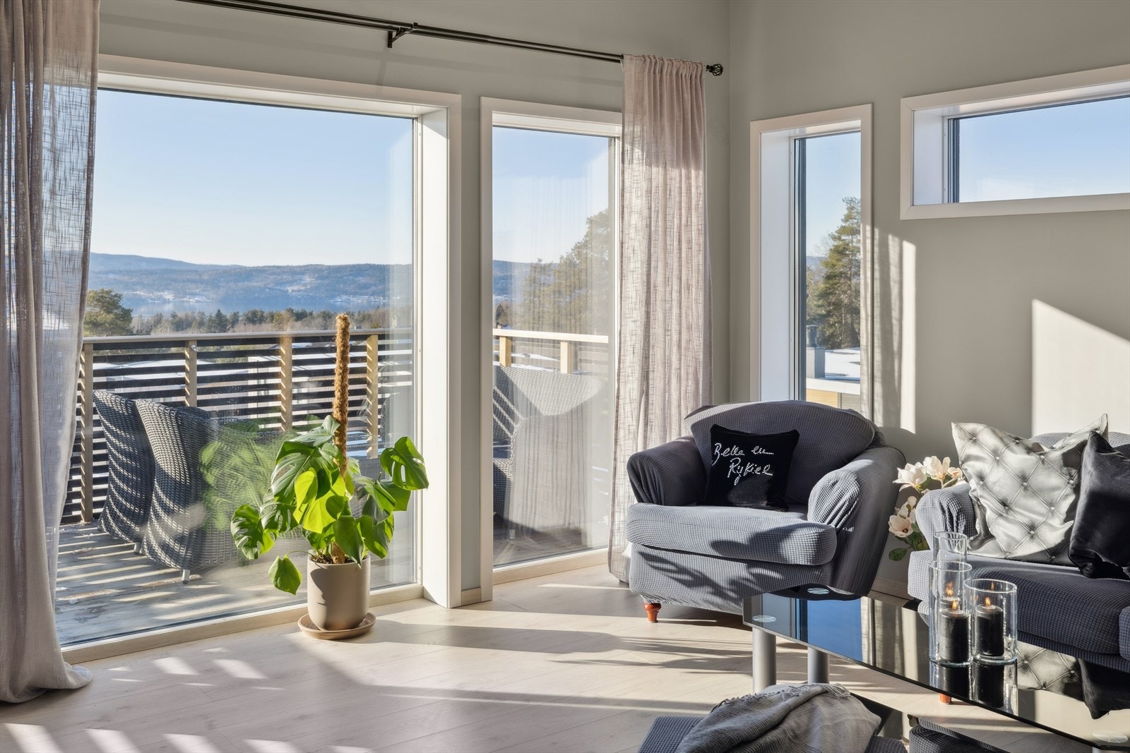 Godt med lysinnslipp fra store vindusflater. Galleribilde