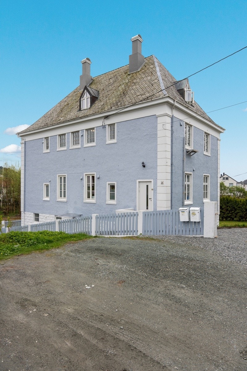 Fasade og parkeringsplass Galleribilde