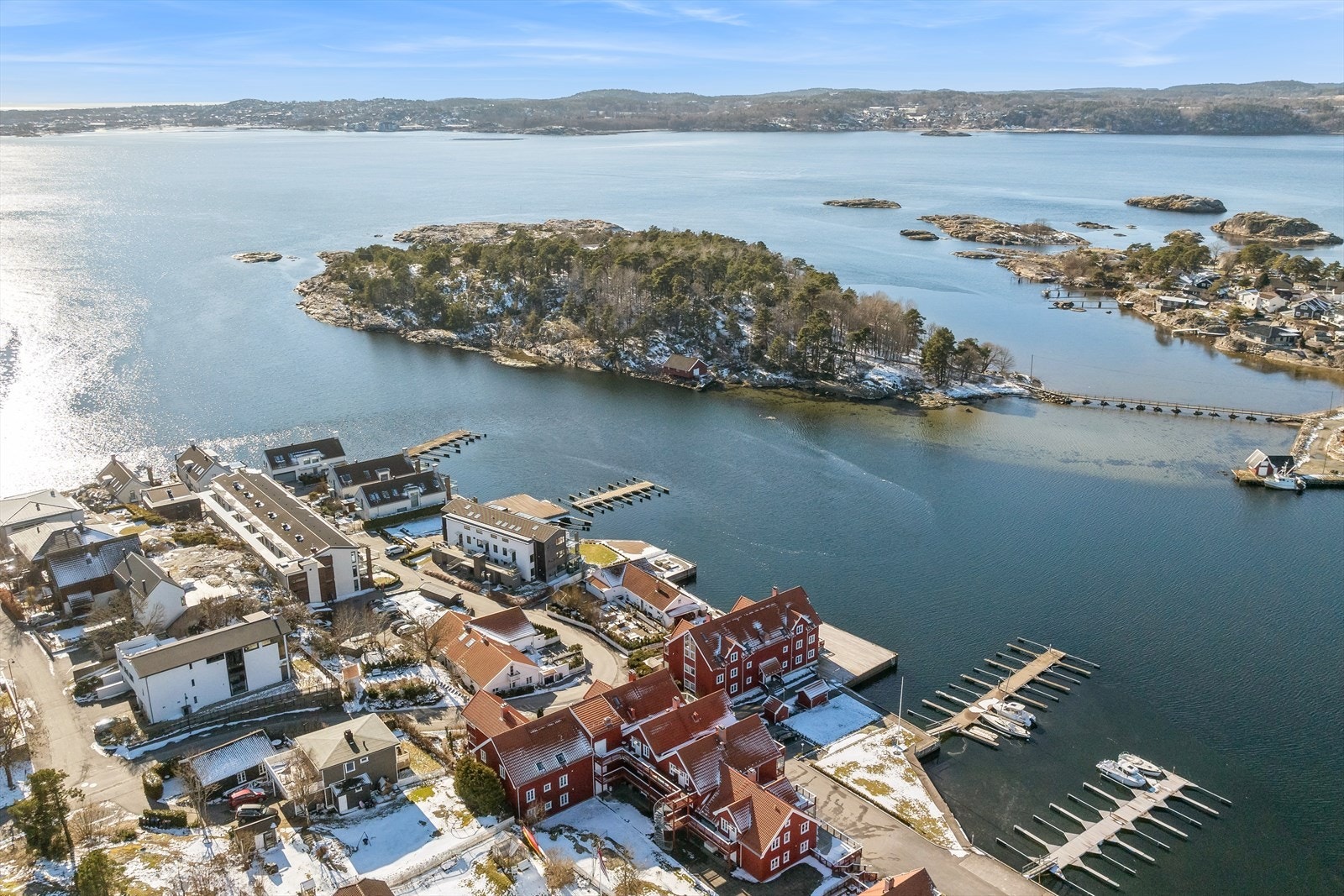 Rekkevik Brygge er omgitt av hav og er en av Larviks mest attraktive beliggenheter på Halsen i Larvik. Ingen boplikt. I front ses Oterøya som er et populært turmål med mange fine badeplasser. Galleribilde