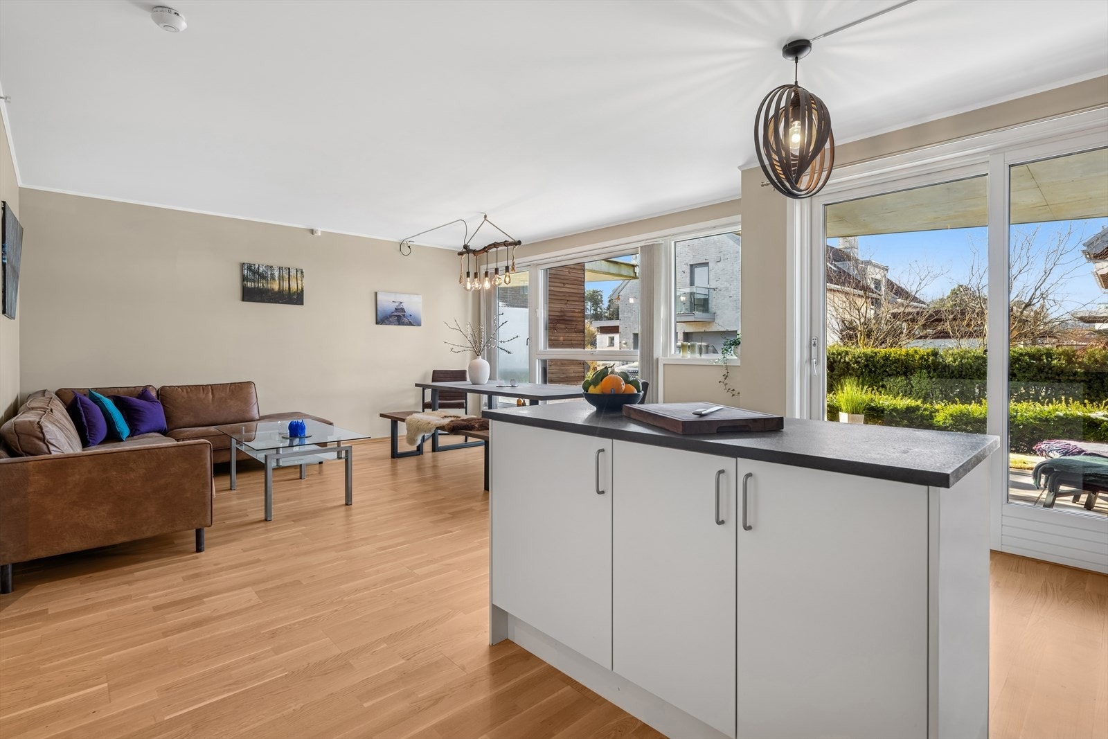 Stue og kjøkken er romslig i åpen sosial løsning. De store vindusflatene gjør leiligheten lys og gir ekstra god romfølelse. Galleribilde