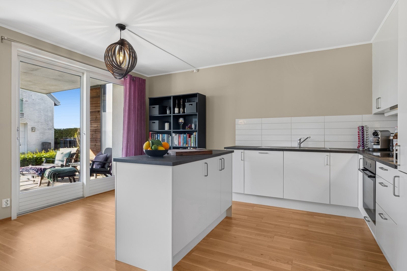 Fra kjøkkenet er det utgang til den solfylte terrassen. Galleribilde