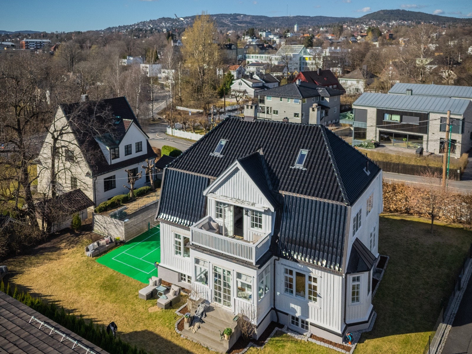 Hagen ligger hovedsakelig mot øst, syd og vest, noe som gir gode solforhold gjennom hele dagen.