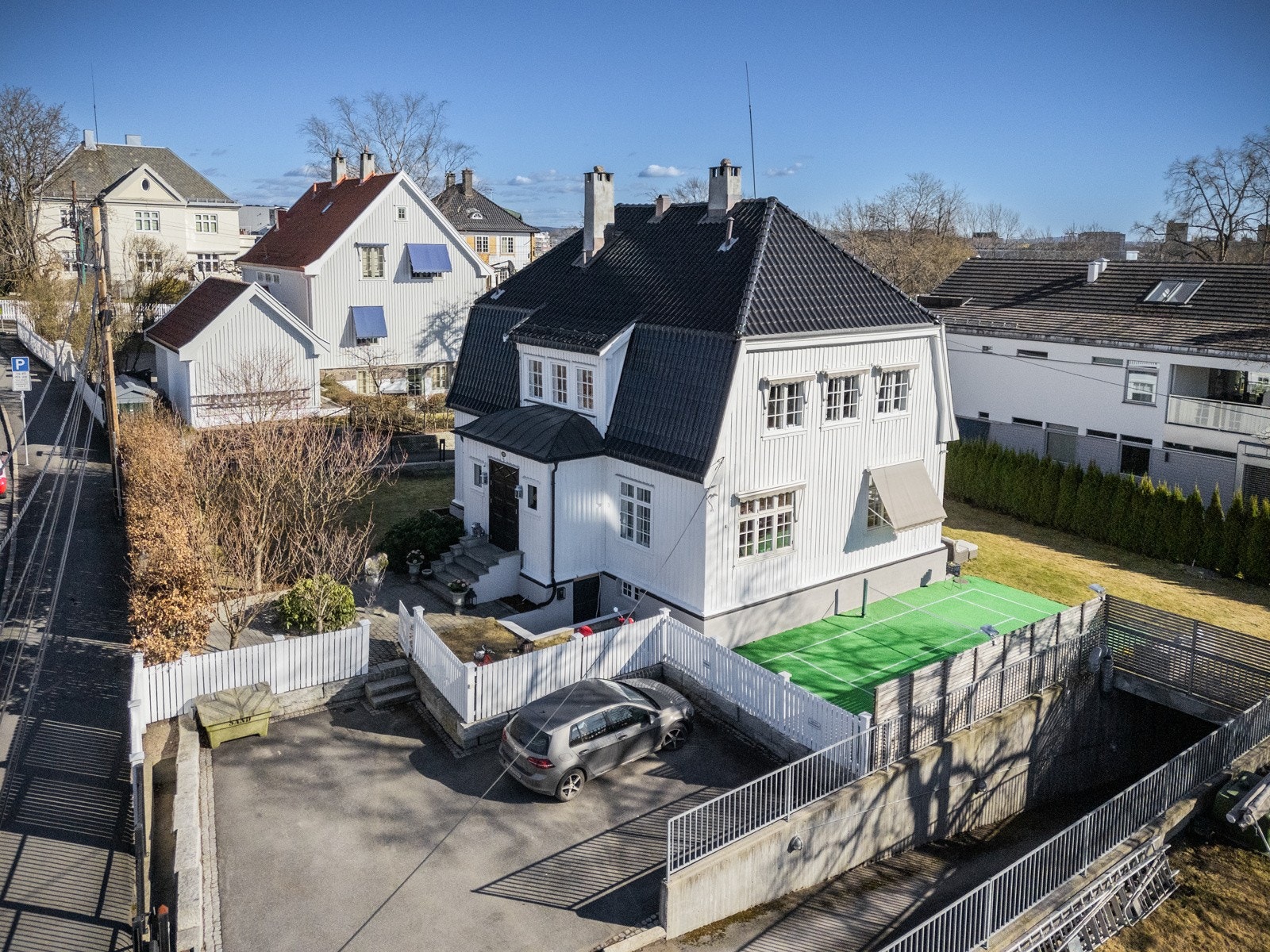 Det medfølger to garasjeplasser i felles, underjordisk garasjeanlegg, samt en utendørs parkeringsplass.