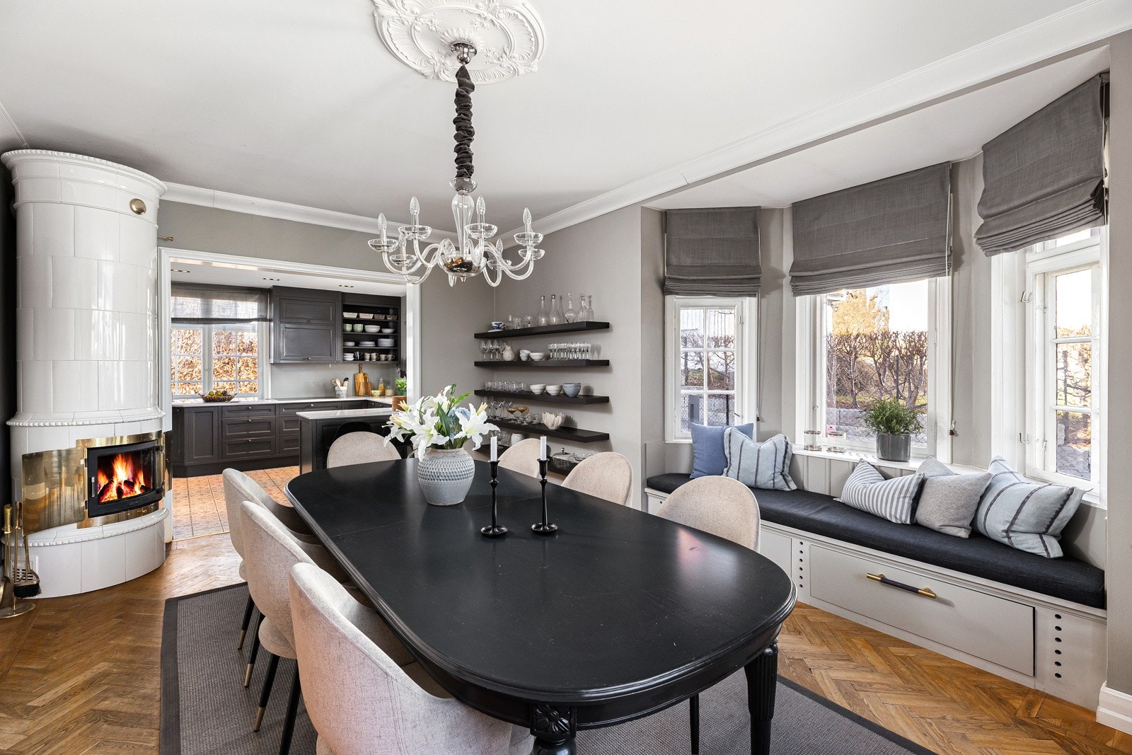 Spisestuen er lys og luftig med åpen løsning mot kjøkkenet, stort karnapp og et vindu mot syd.